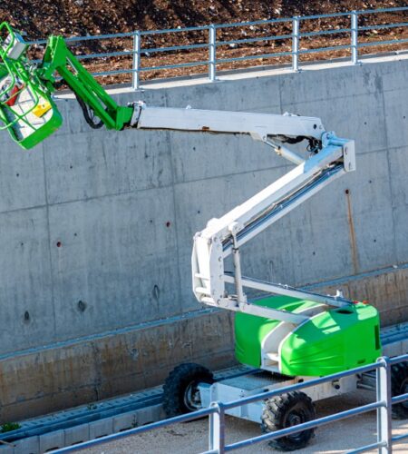 Biało-zielony podnośnik na samochodzie - spidercrane.com.pl