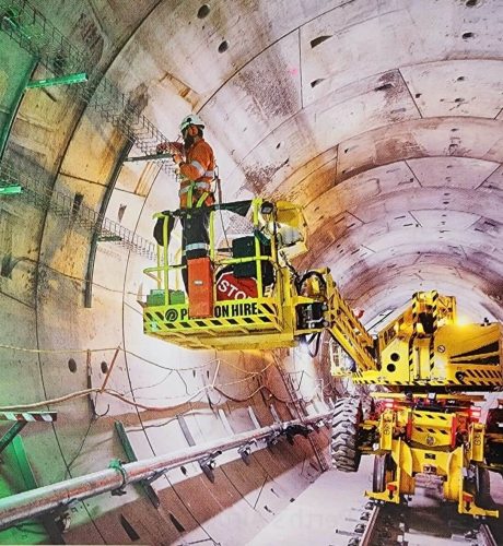 Maszyna kolejowa pracująca w tunelu - spidercrane.com.pl